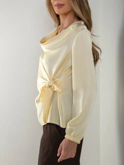 Blusa acetinada com laço