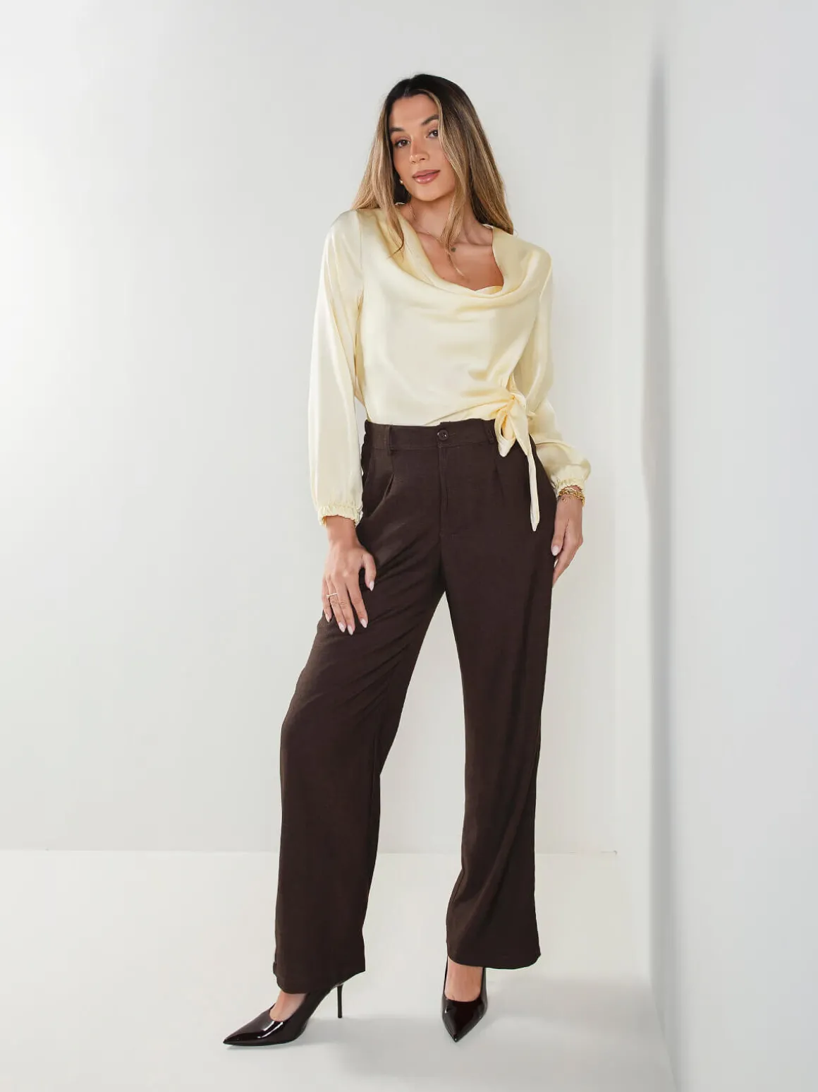 Blusa acetinada com laço