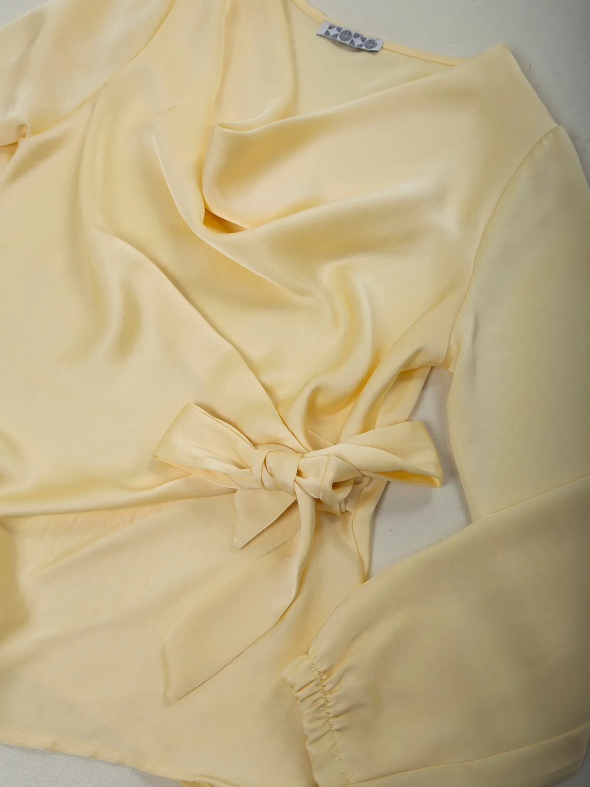 Blusa acetinada com laço