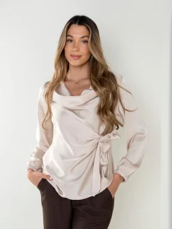 Blusa acetinada com laço