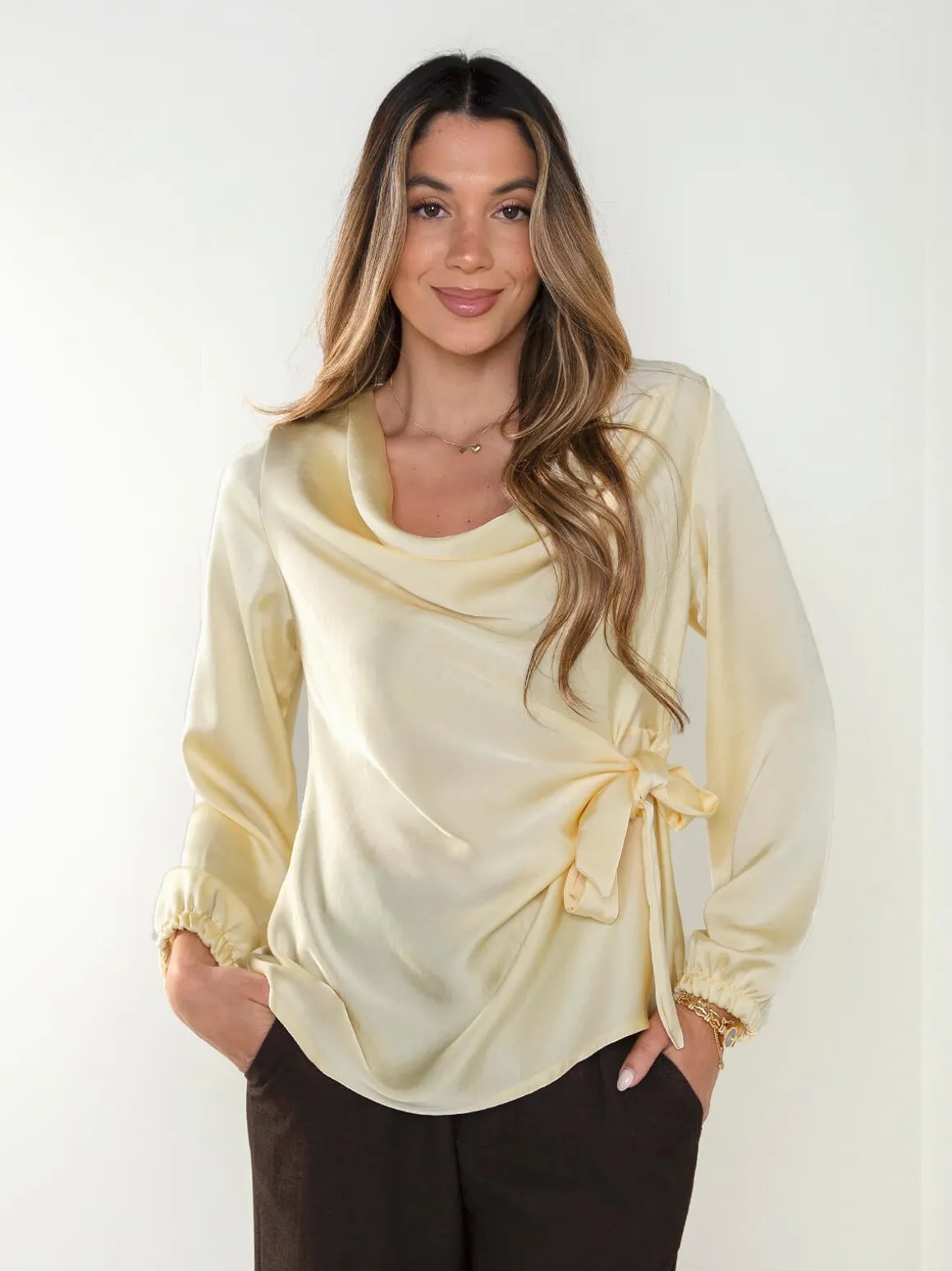 Blusa acetinada com laço
