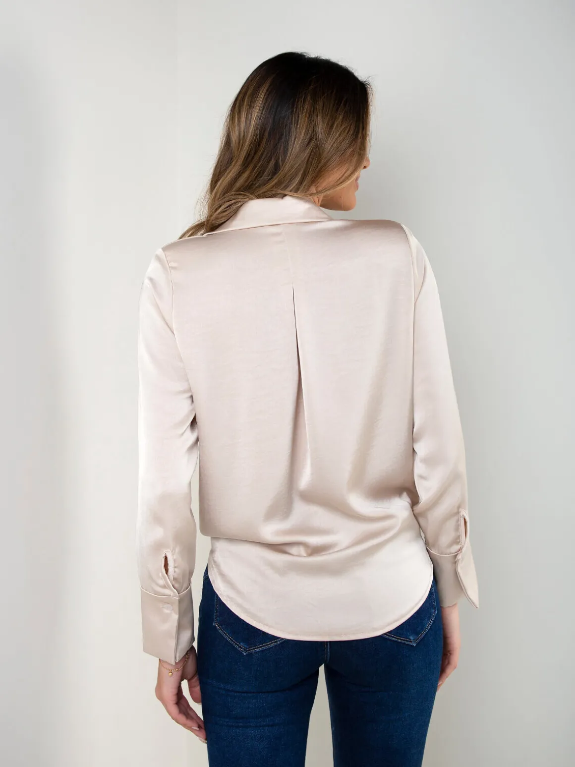 Blusa acetinada manga comprida