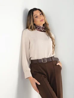Blusa com lenço decorativo
