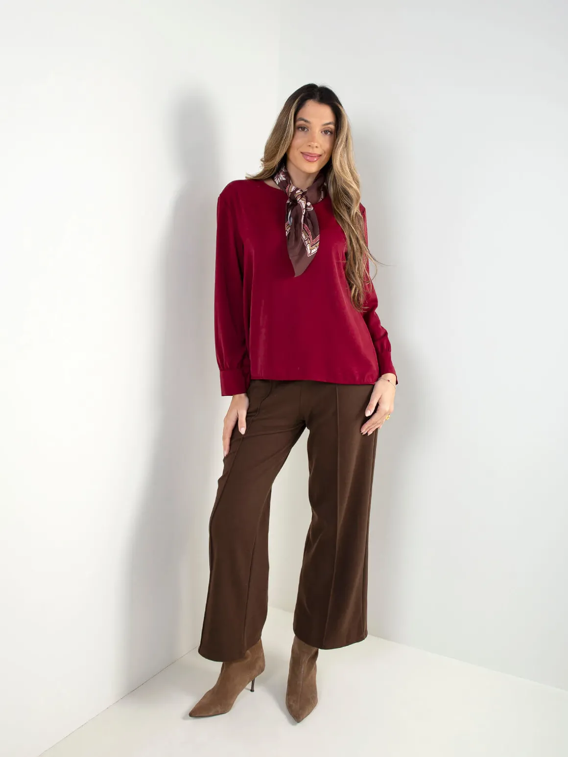 Blusa com lenço decorativo