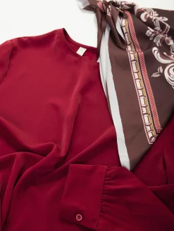 Blusa com lenço decorativo