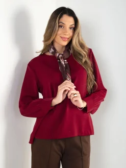 Blusa com lenço decorativo
