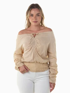 Blusa com ombros descobertos