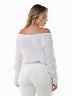 Blusa com ombros descobertos
