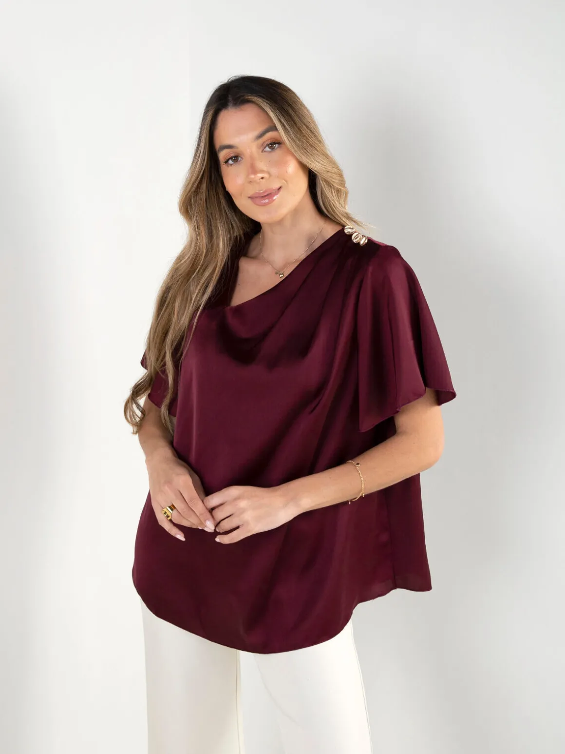 Blusa manga curta com botões decorativos