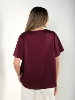 Blusa manga curta com botões decorativos