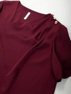 Blusa manga curta com botões decorativos