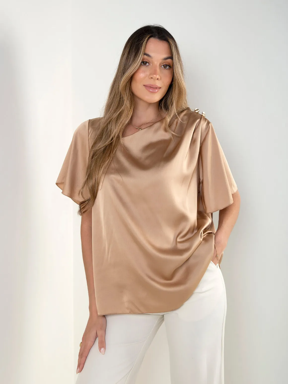 Blusa manga curta com botões decorativos