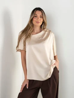 Blusa manga curta com botões decorativos