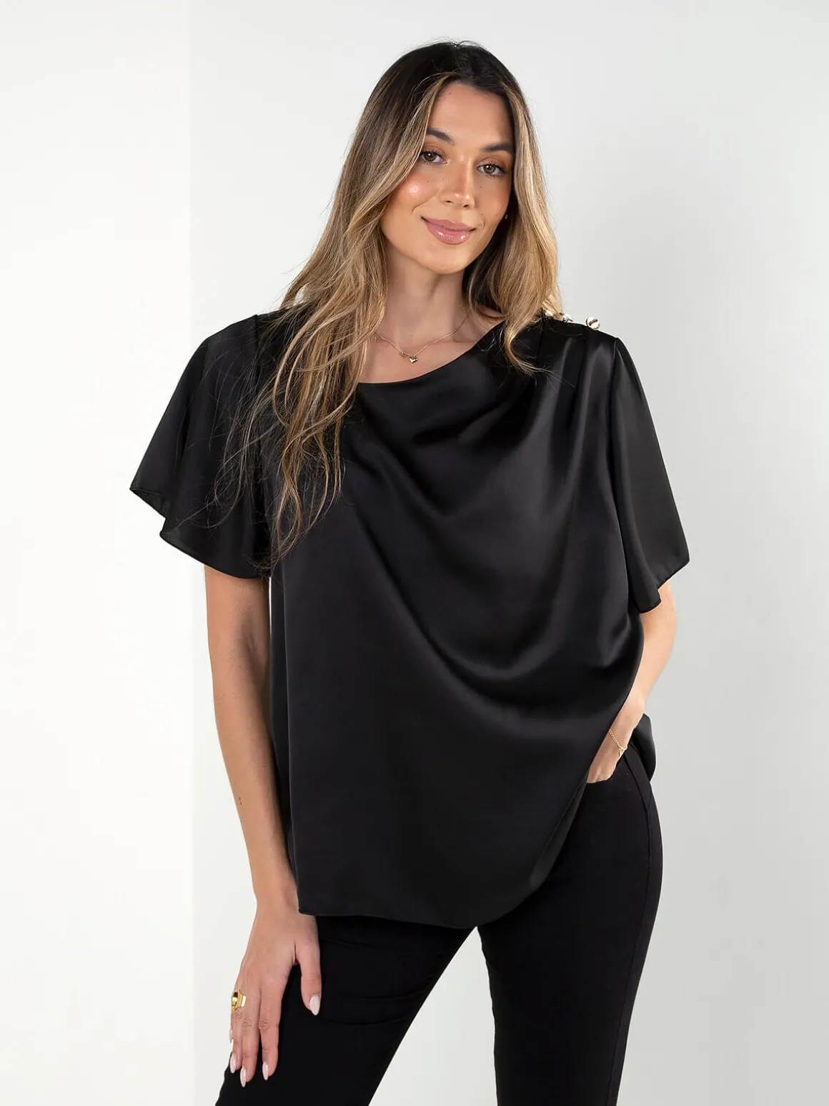 Blusa manga curta com botões decorativos