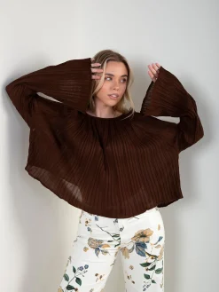 Blusa plissada com mangas largas