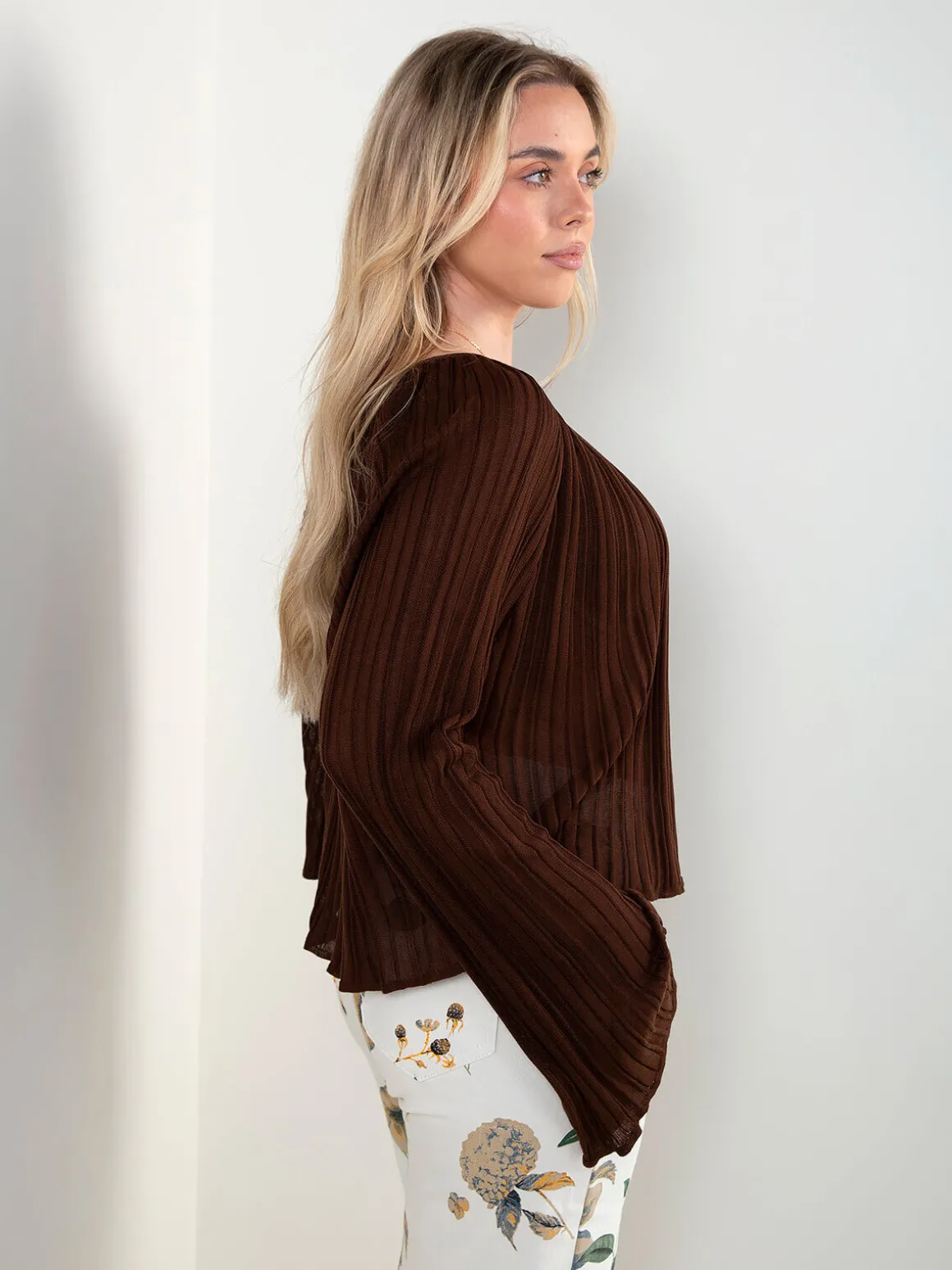 Blusa plissada com mangas largas