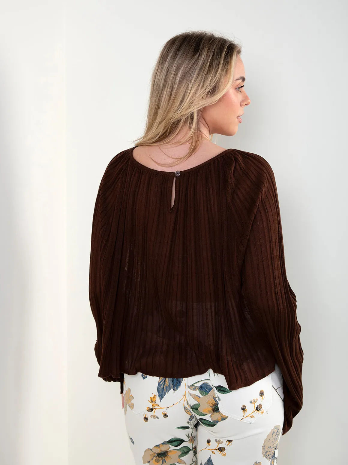 Blusa plissada com mangas largas