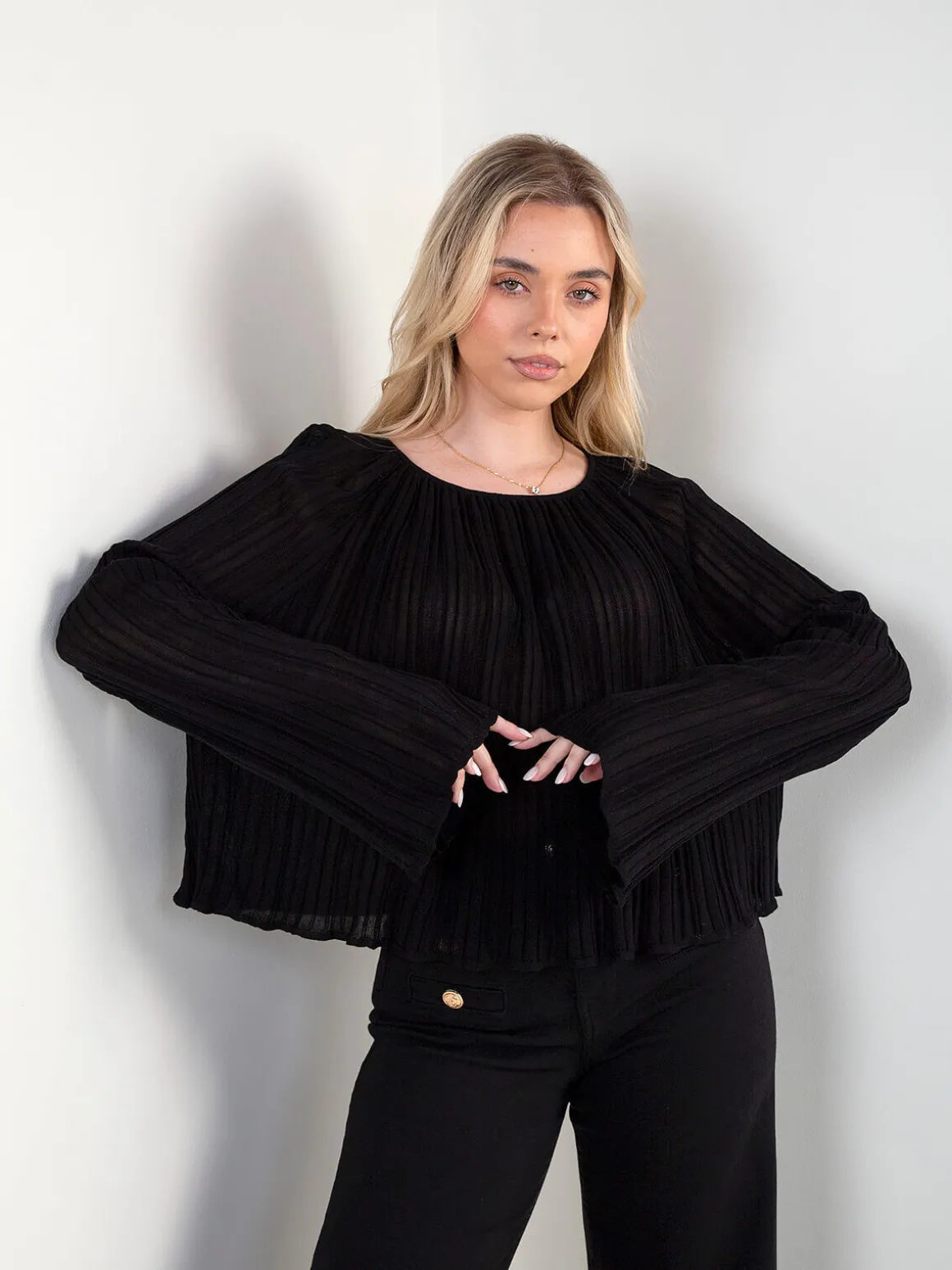 Blusa plissada com mangas largas