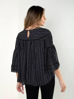 Blusa preta às riscas