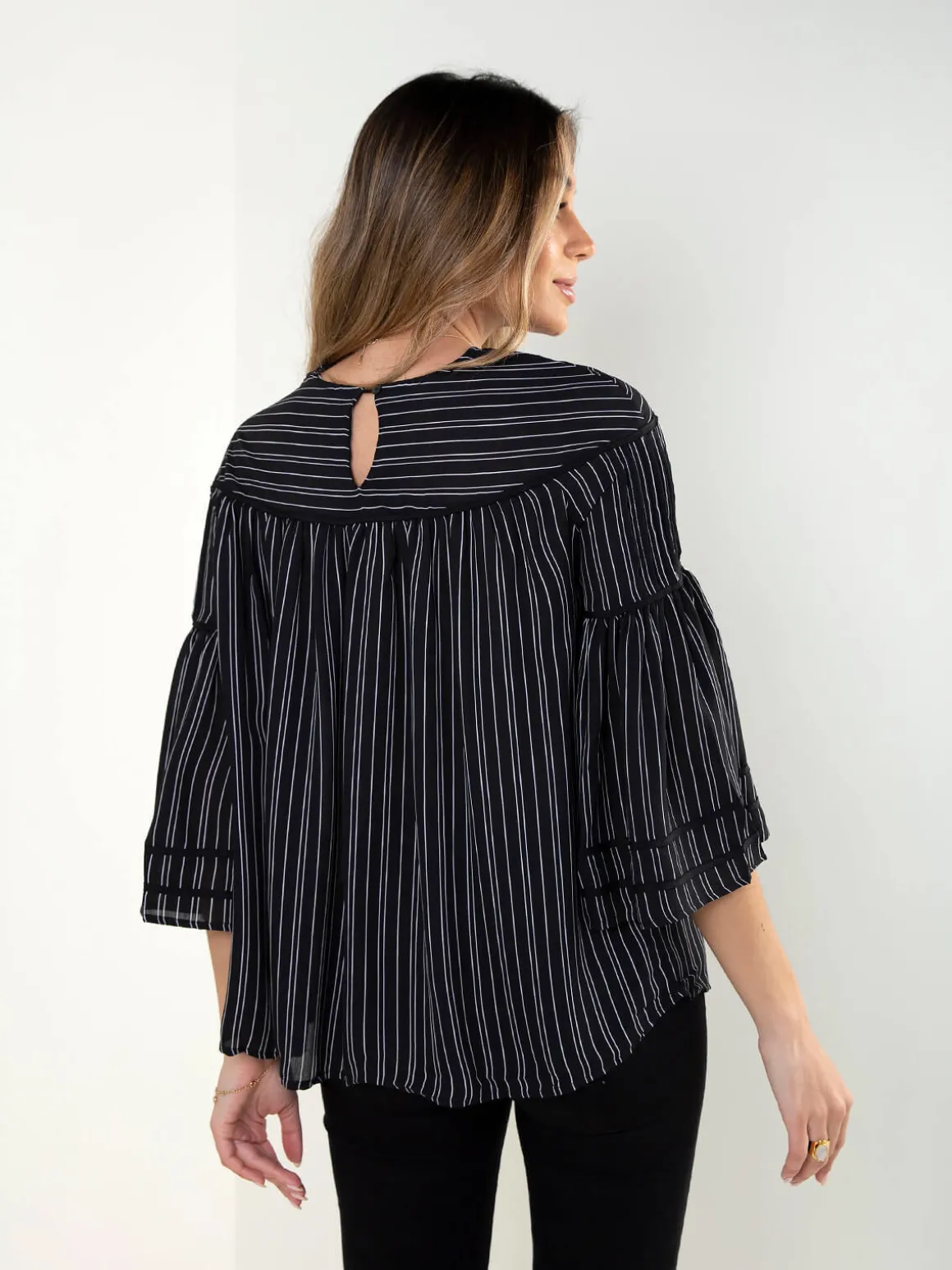 Blusa preta às riscas