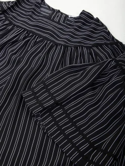 Blusa preta às riscas