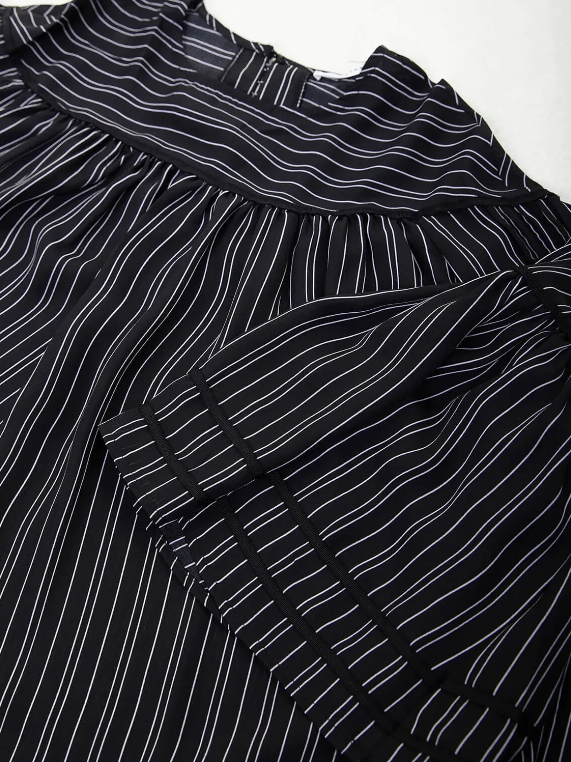 Blusa preta às riscas