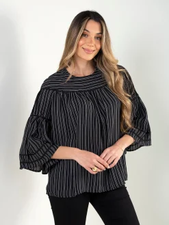 Blusa preta às riscas