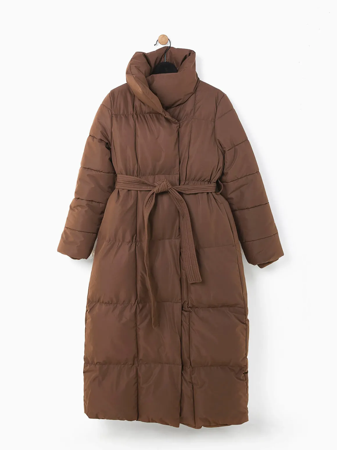 Blusão acolchoado comprido com cinto