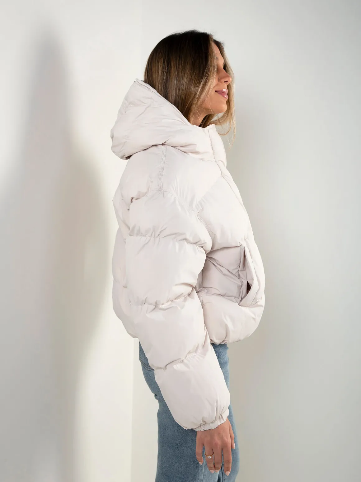 Blusão acolchoado curto com capuz