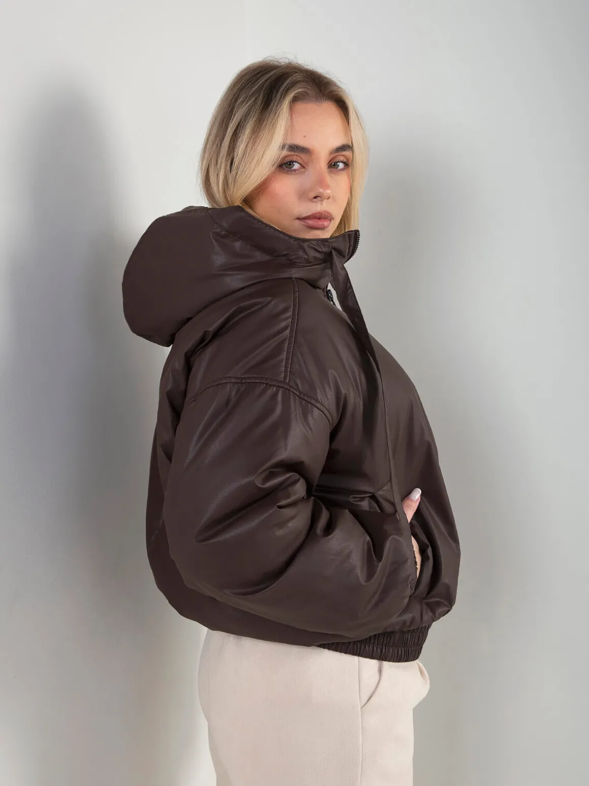 Blusão acolchoado efeito pele com capuz