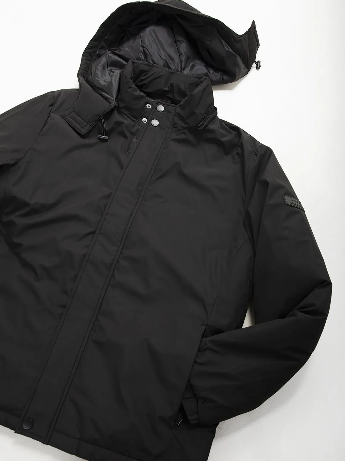 Blusão acolchoado preto com capuz