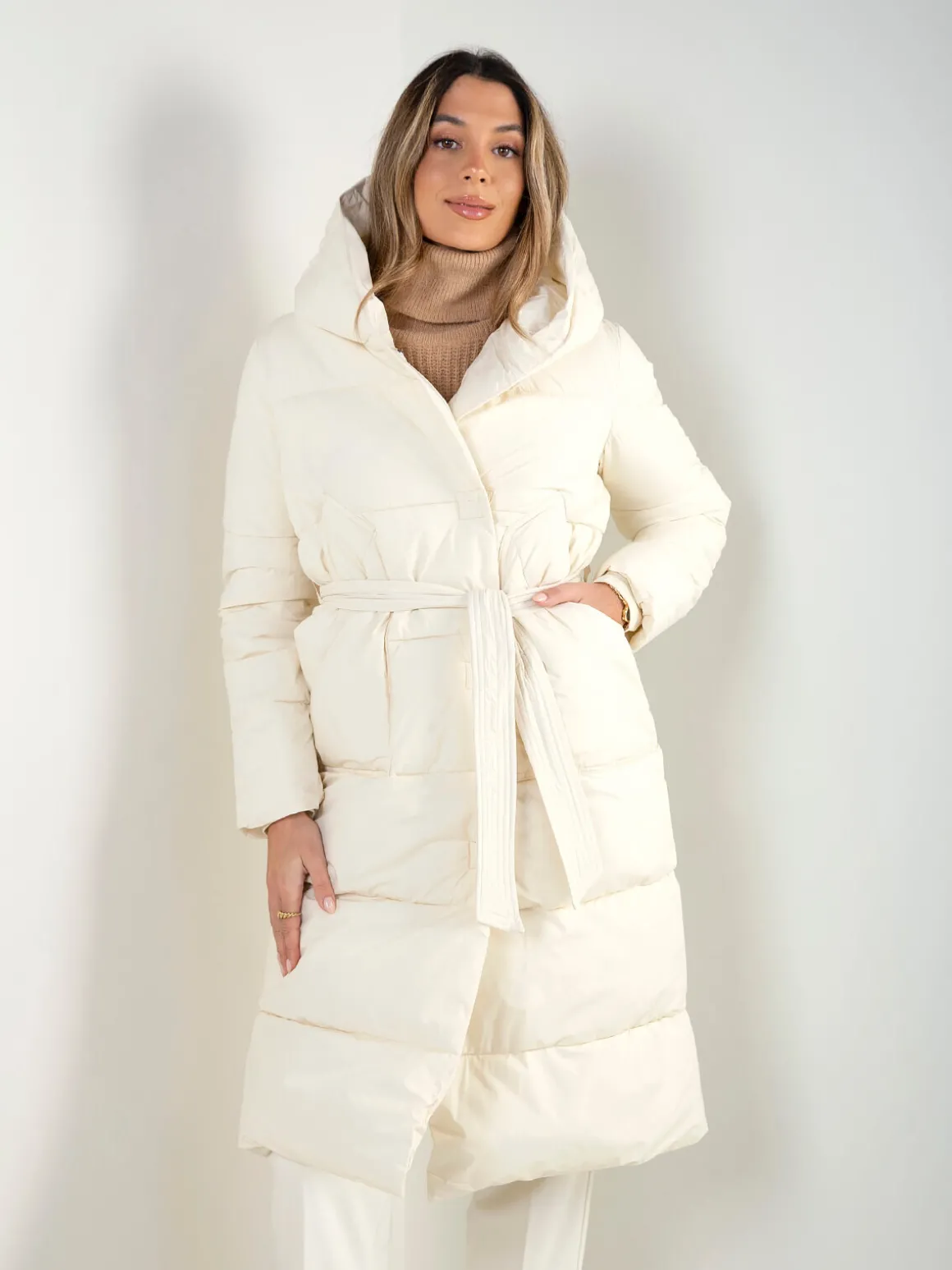 Blusão comprido acolchoado com cinto e capuz