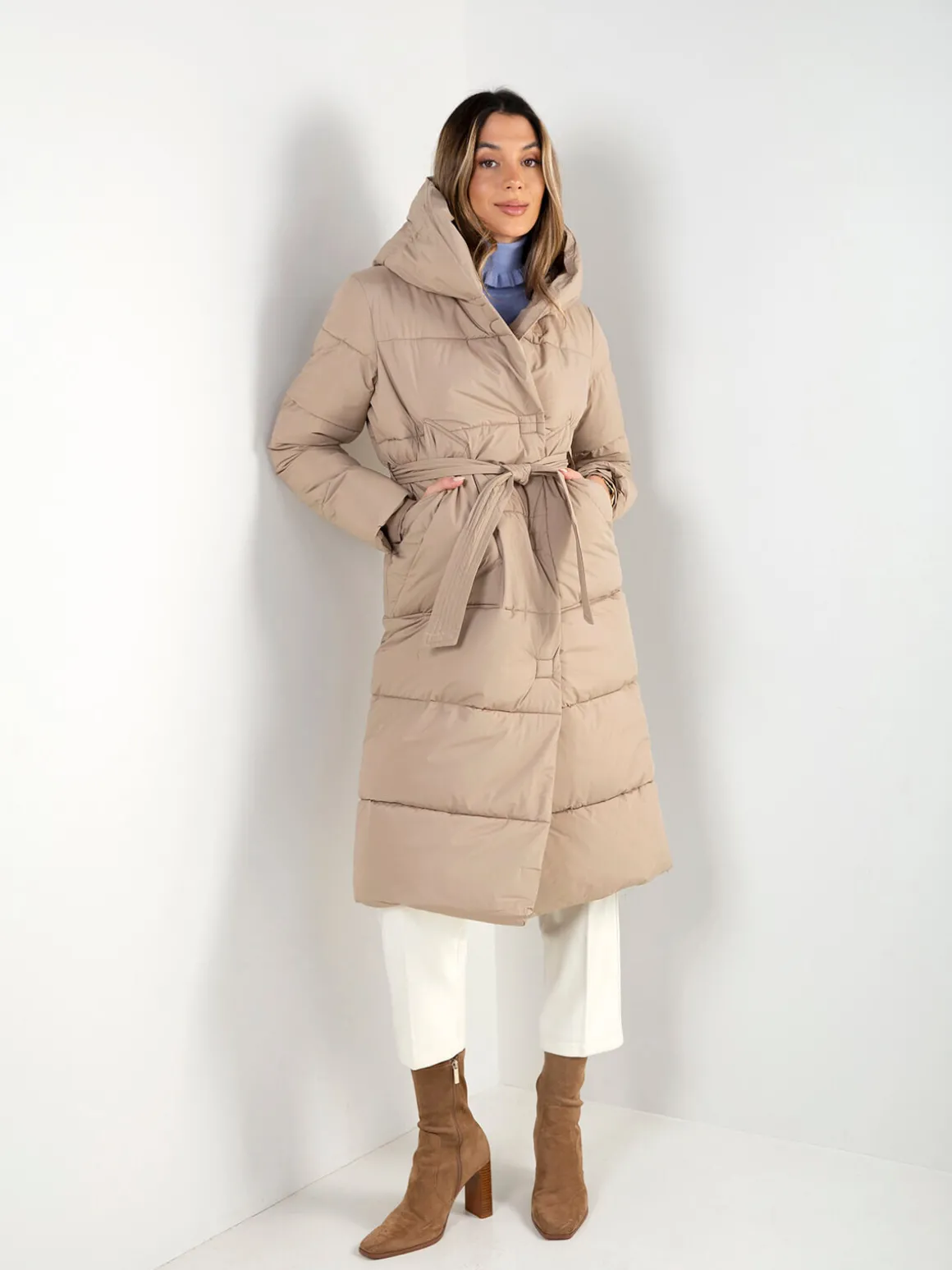 Blusão comprido acolchoado com cinto e capuz