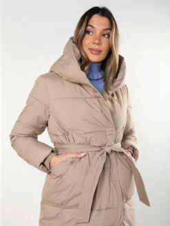 Blusão comprido acolchoado com cinto e capuz