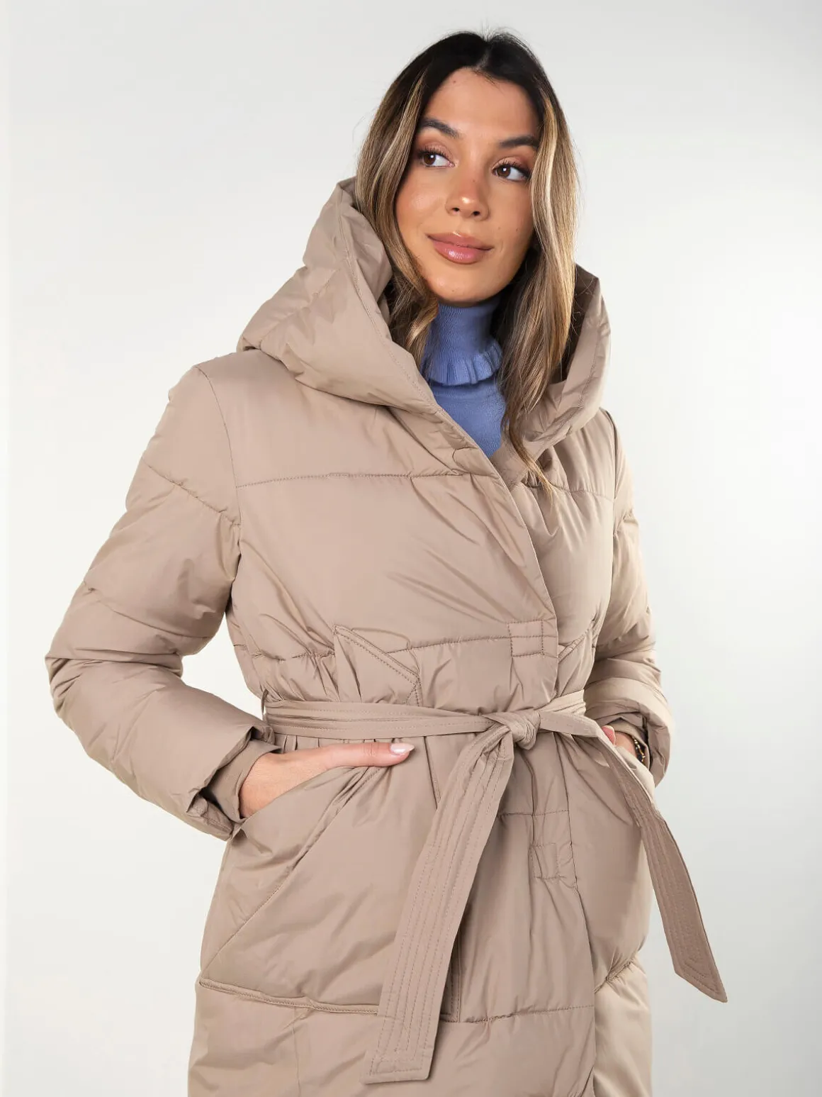 Blusão comprido acolchoado com cinto e capuz