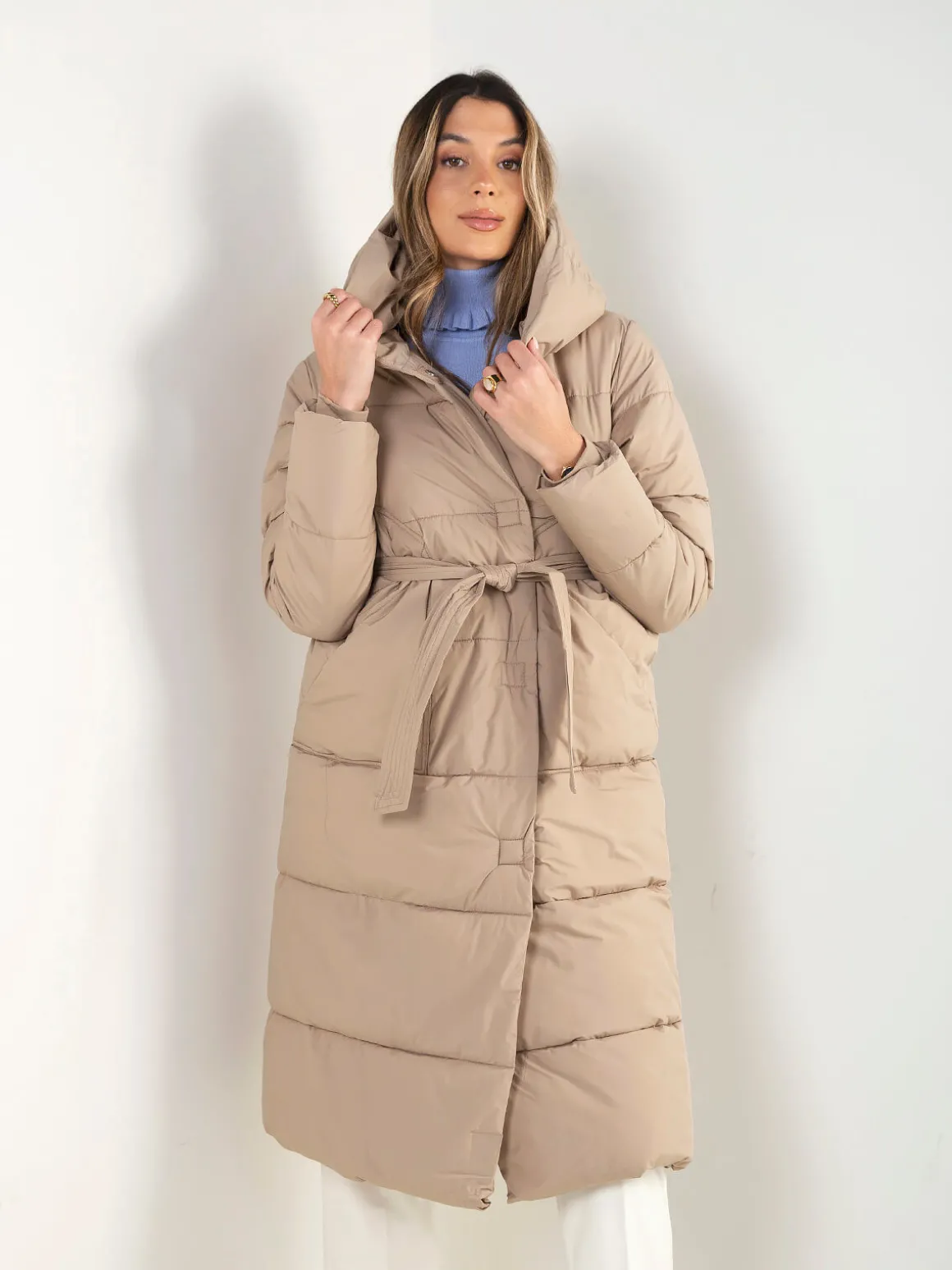 Blusão comprido acolchoado com cinto e capuz