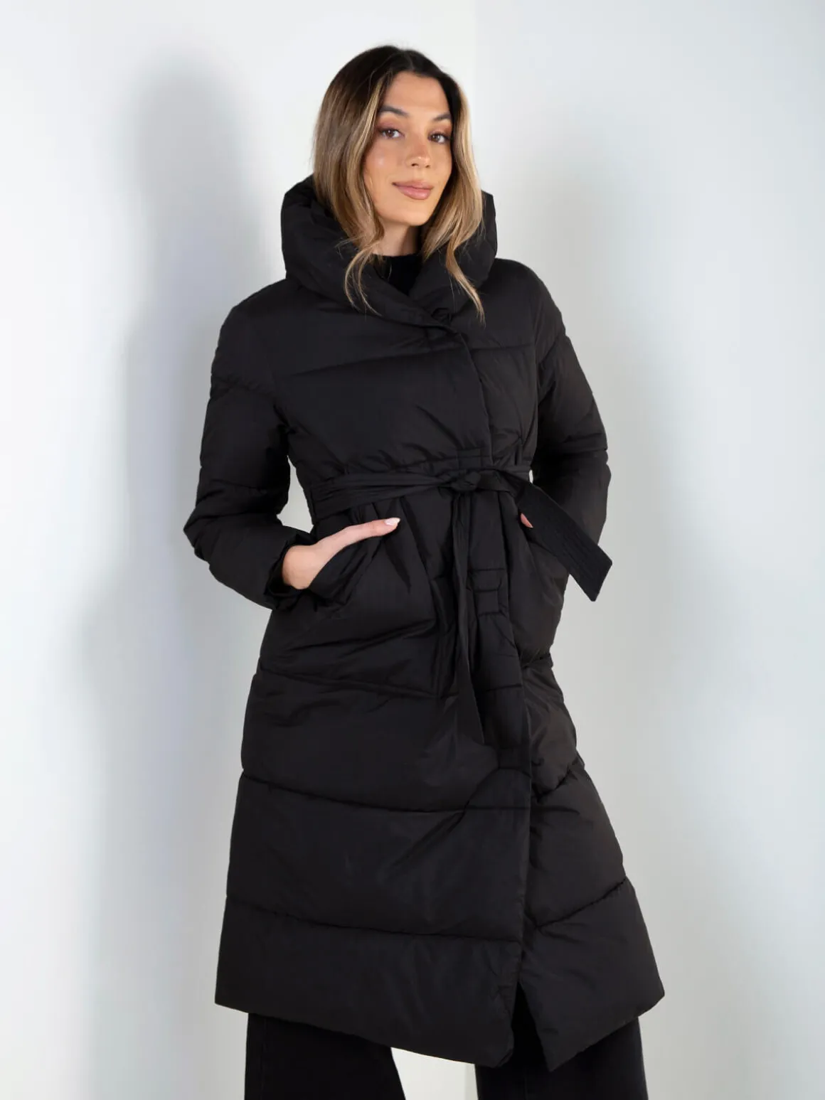 Blusão comprido acolchoado com cinto e capuz