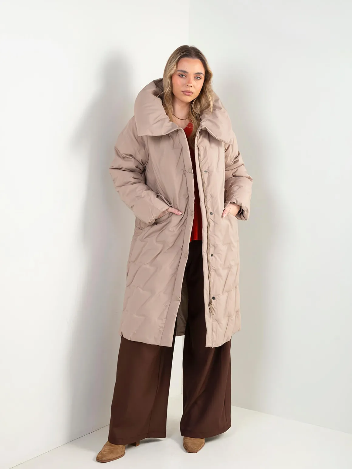 Blusão comprido acolchoado com gola larga