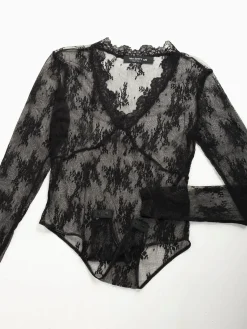 Body preto renda em V