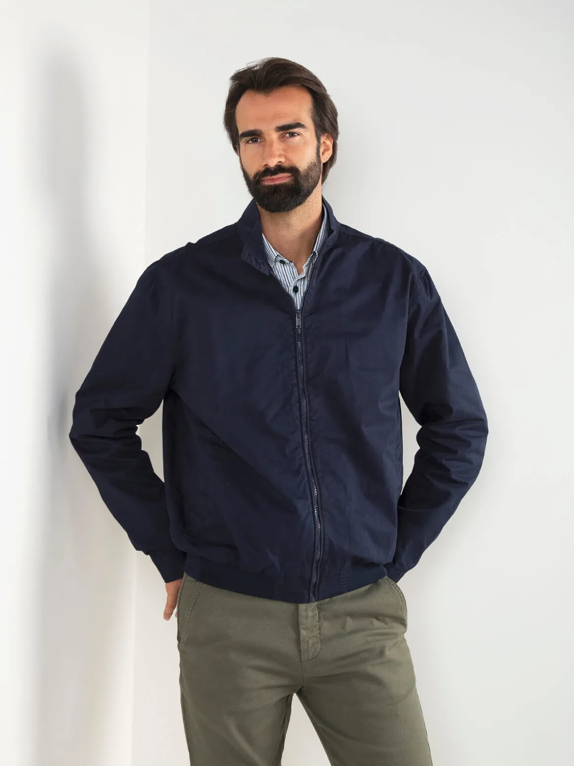 Bomber azul marinho em sarja