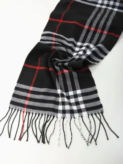 Cachecol aos quadrados com franjas