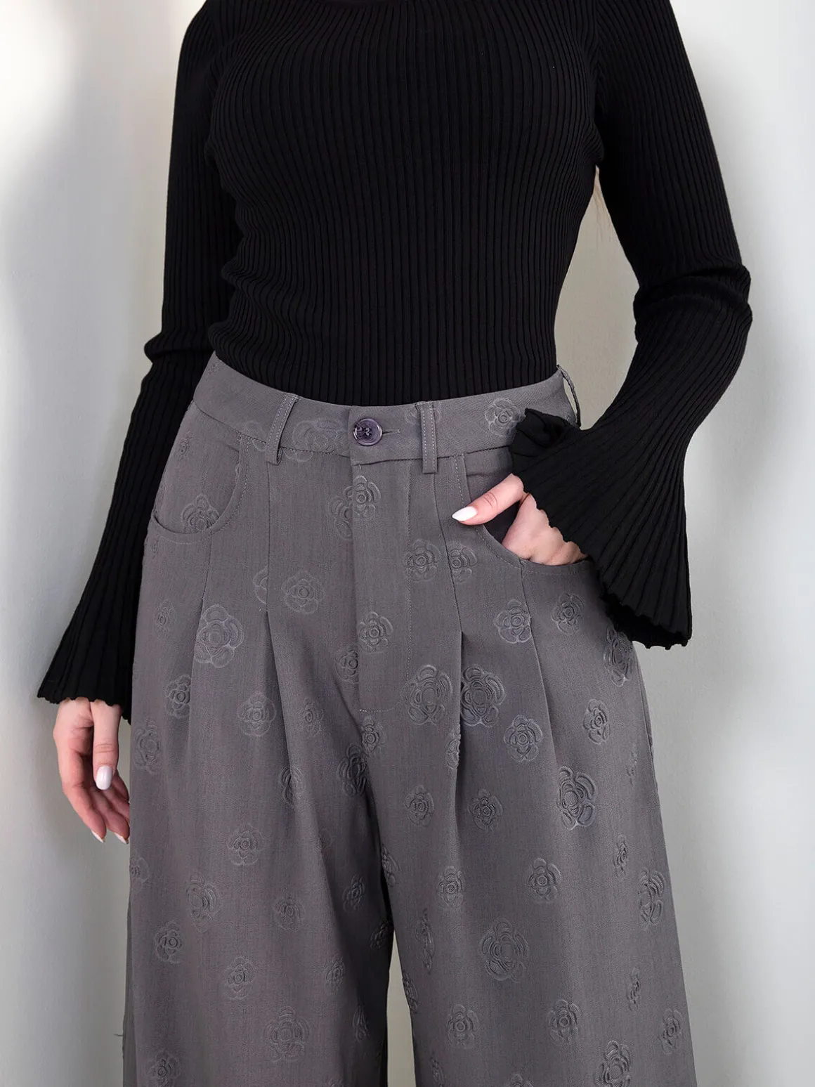 Calças alfaiataria cinza escuro com bordados
