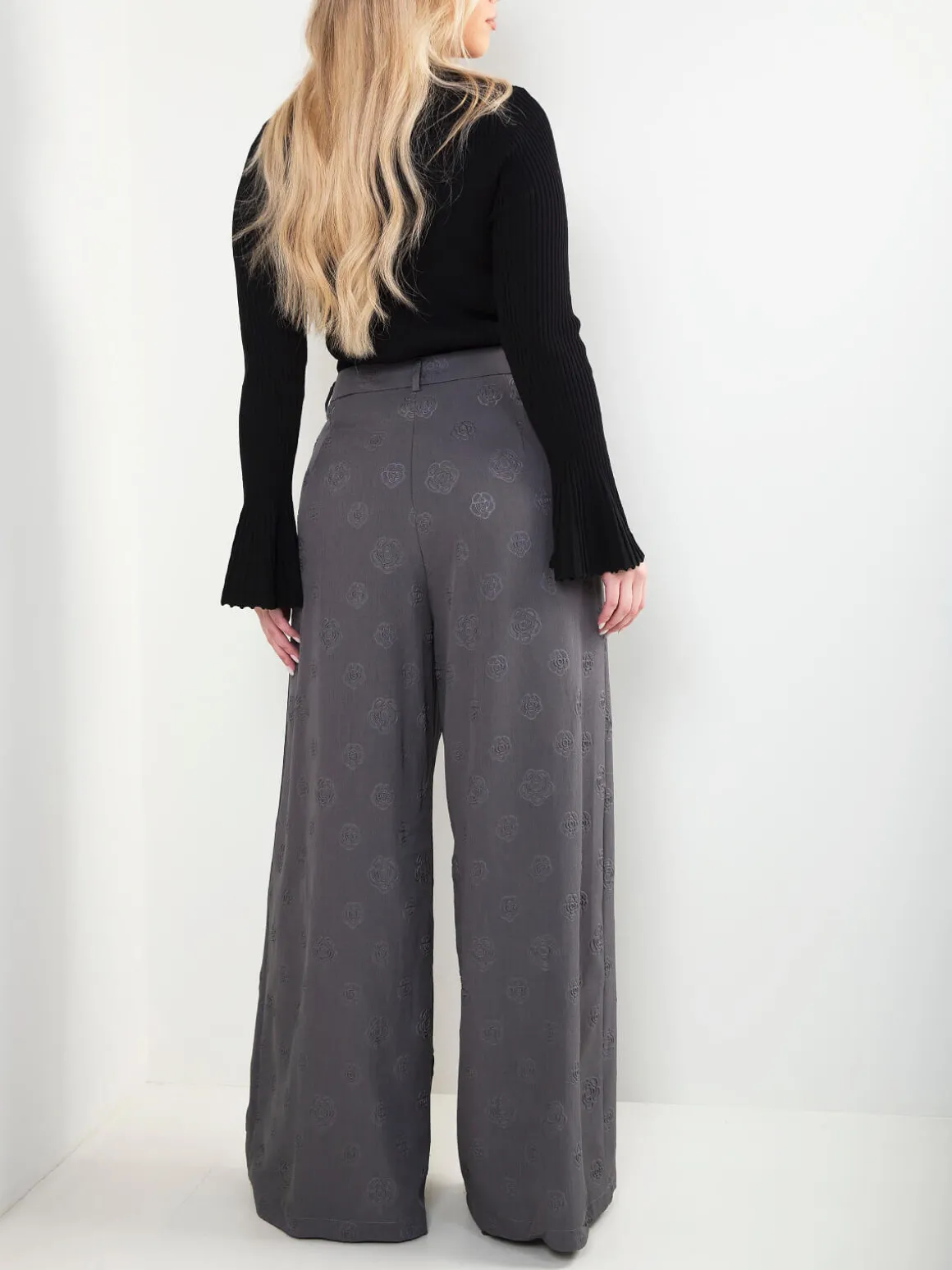 Calças alfaiataria cinza escuro com bordados