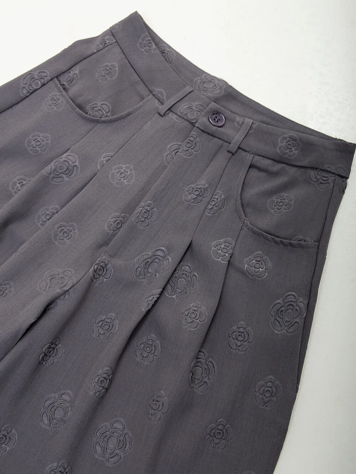 Calças alfaiataria cinza escuro com bordados