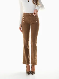 Calças bombazina com botões dourados