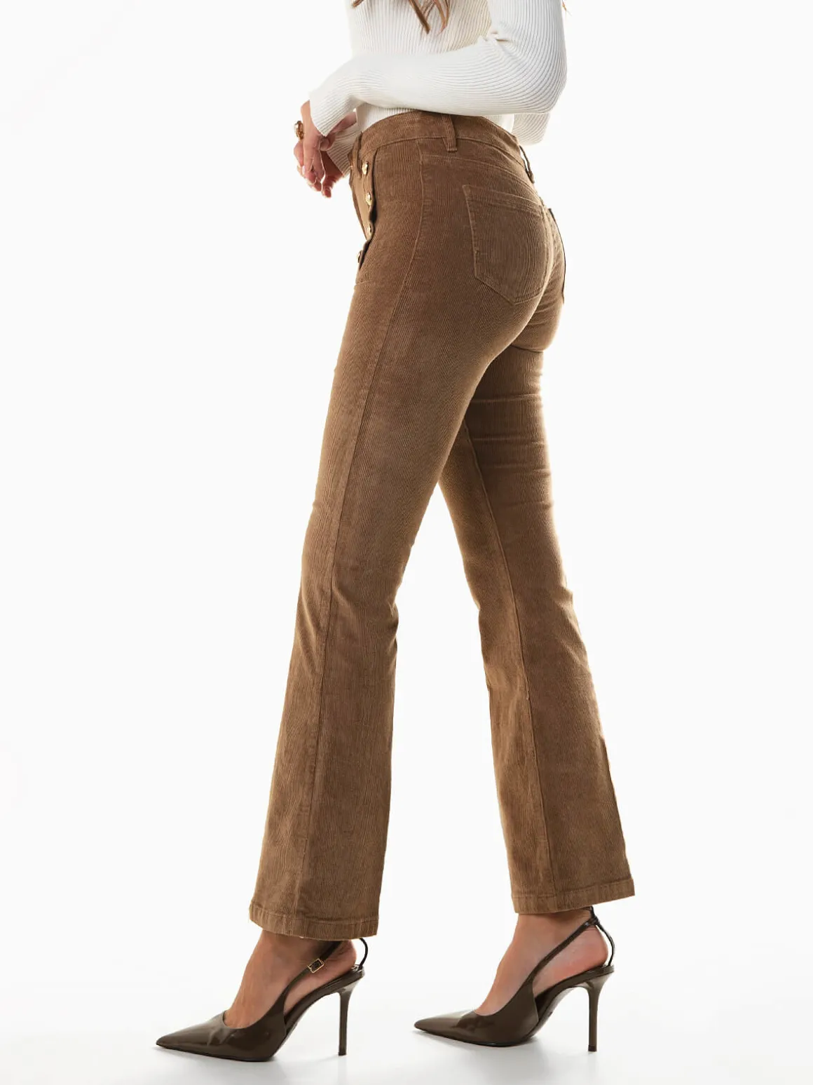 Calças bombazina com botões dourados