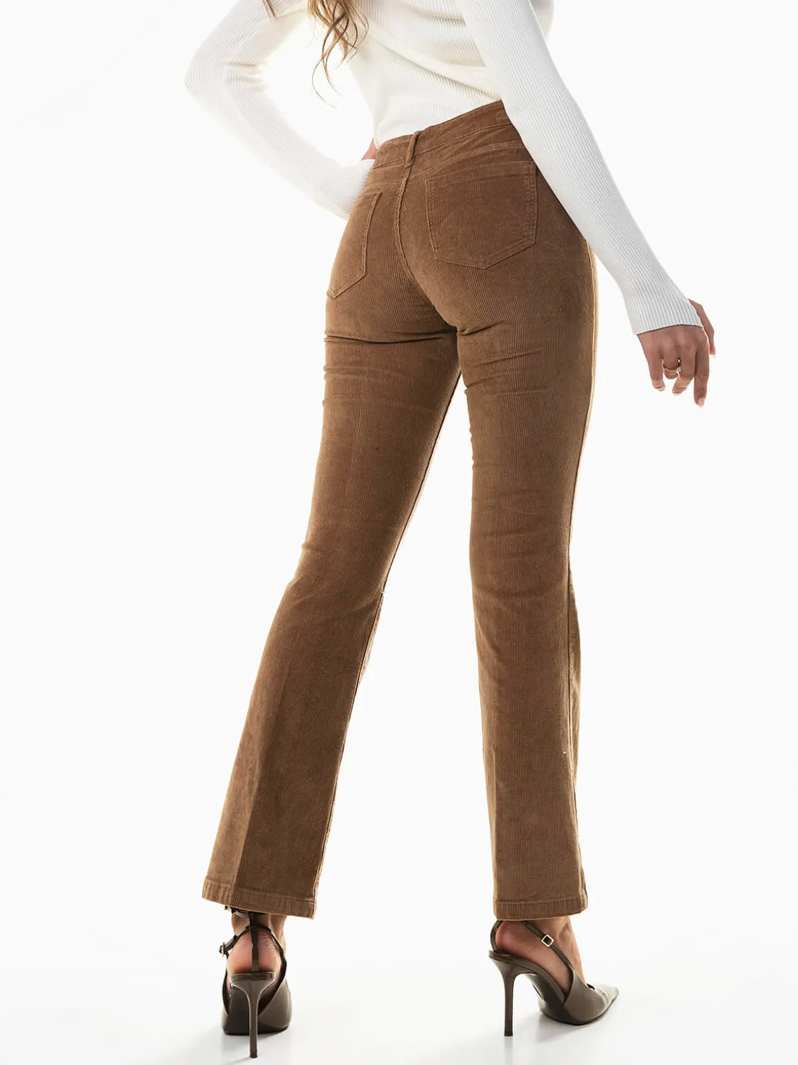 Calças bombazina com botões dourados