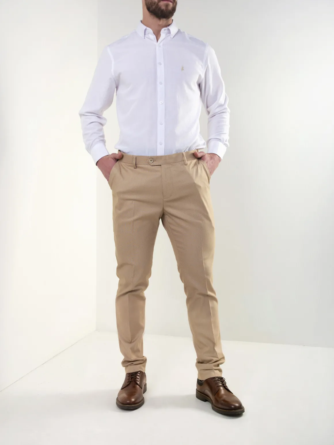 Calças chino bege com micro padrão