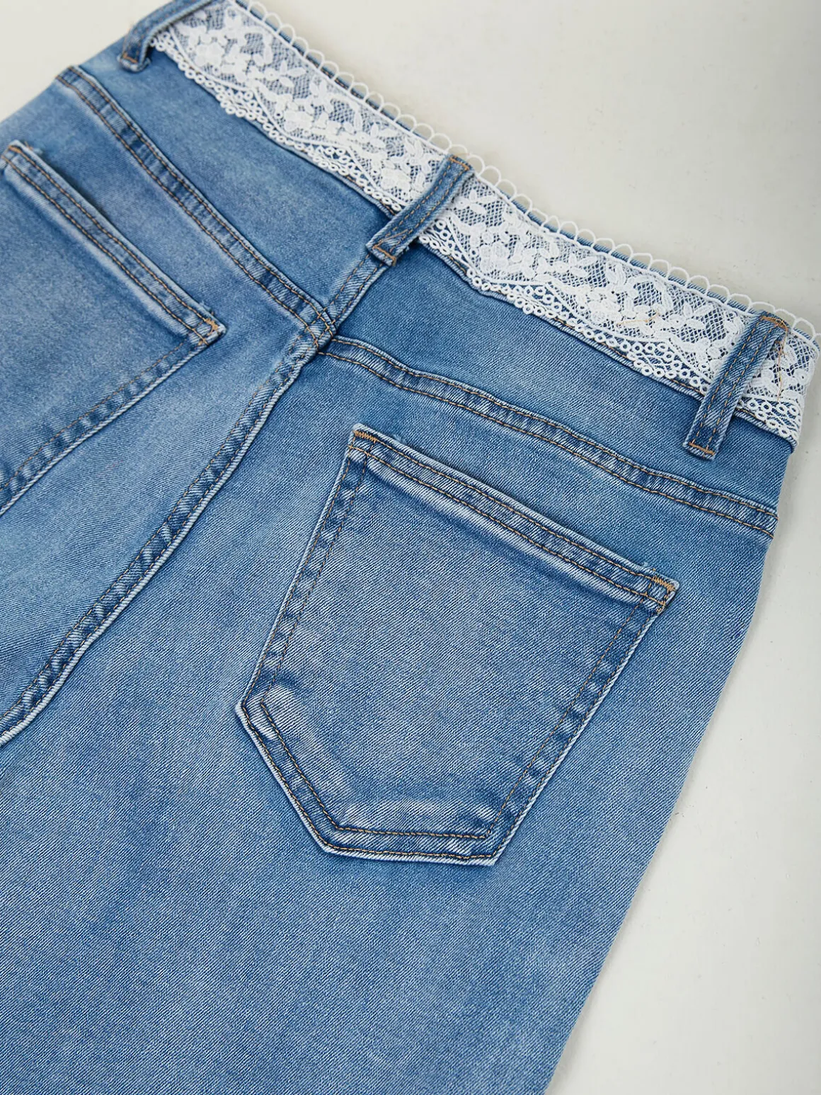 Calças de ganga largas com renda