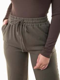 Calças desportivas com bolsos